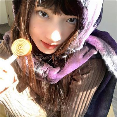 坐在酒吧里吃蛋糕